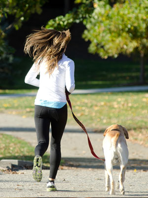 犬と散歩をしている女性