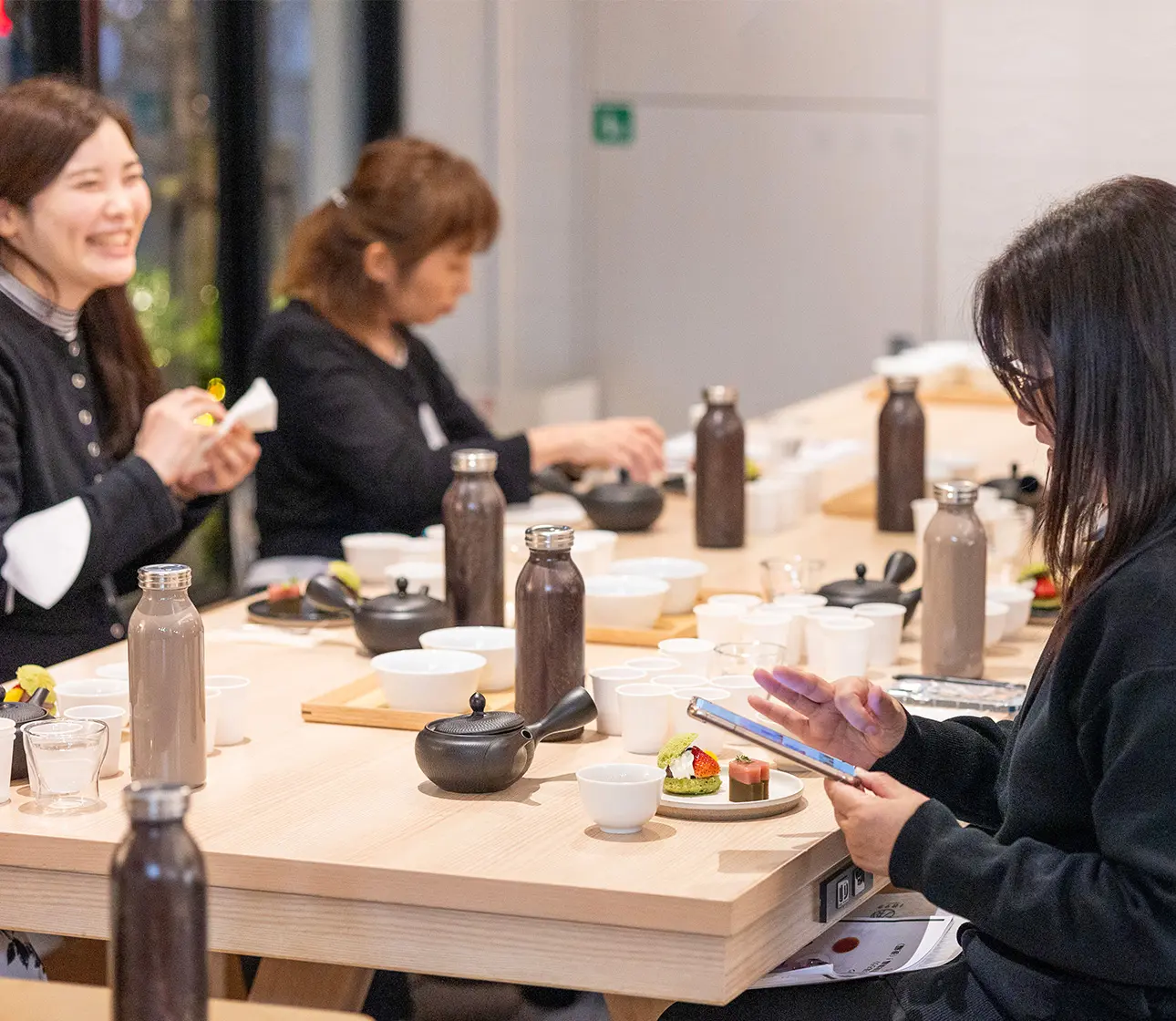 日本茶セミナーで談笑する人たちの様子