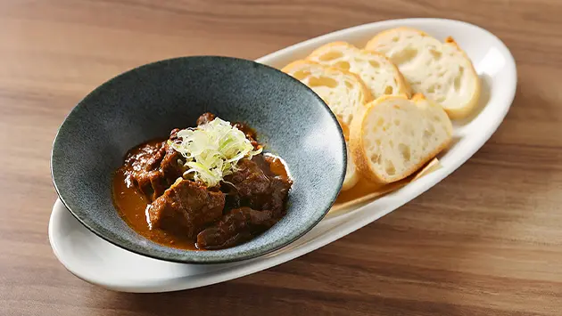 【スタッフ絶賛】柔らか牛煮込み バゲット付き