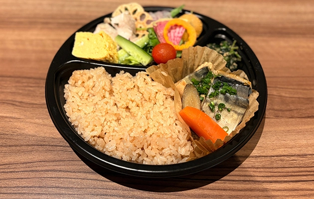 【テイクアウト】1899週替わりランチ魚弁当　バランスサラダ付き