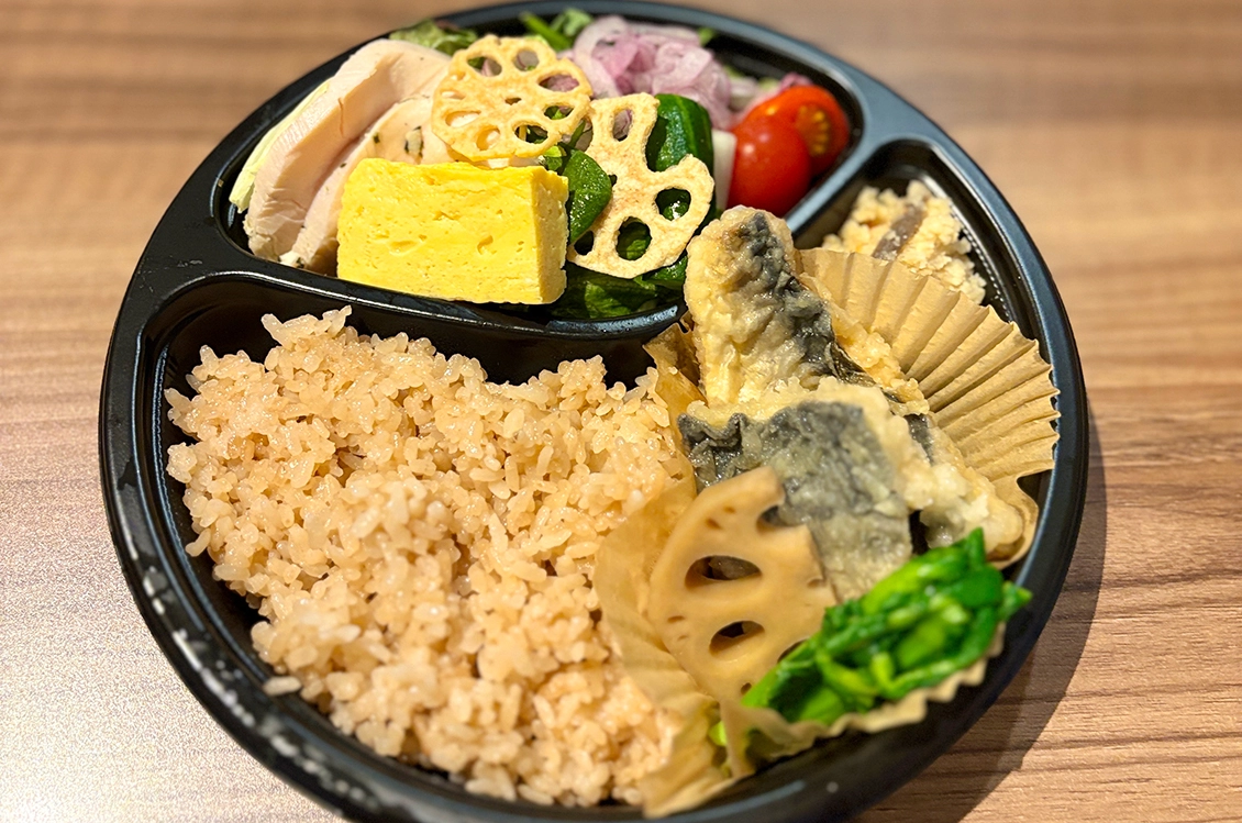【テイクアウト】1899週替わりランチ魚弁当　バランスサラダ付き
