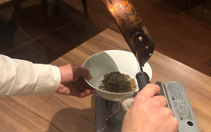 フライパンで焙煎した茎茶