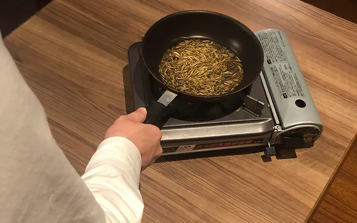 フライパンで茎茶を炒っている様子
