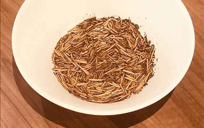 皿へ移した手作りほうじ茶